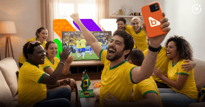 Torcida brasileira reunida na sala torcendo pela seleção.